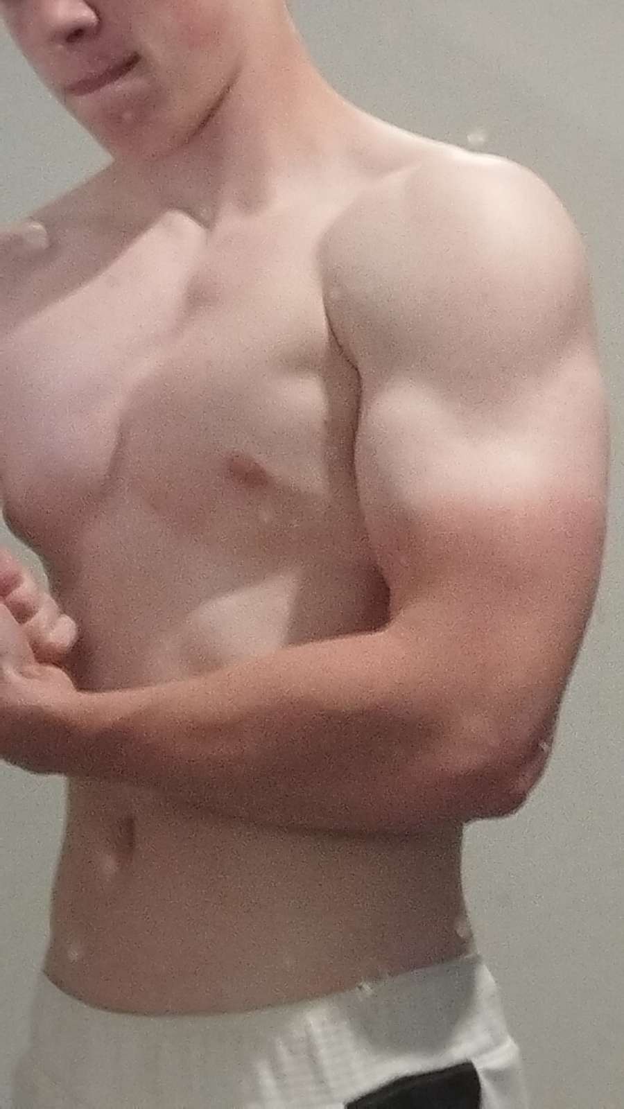 Profil de Loïc, 18 ans, Baise gay à Ogens