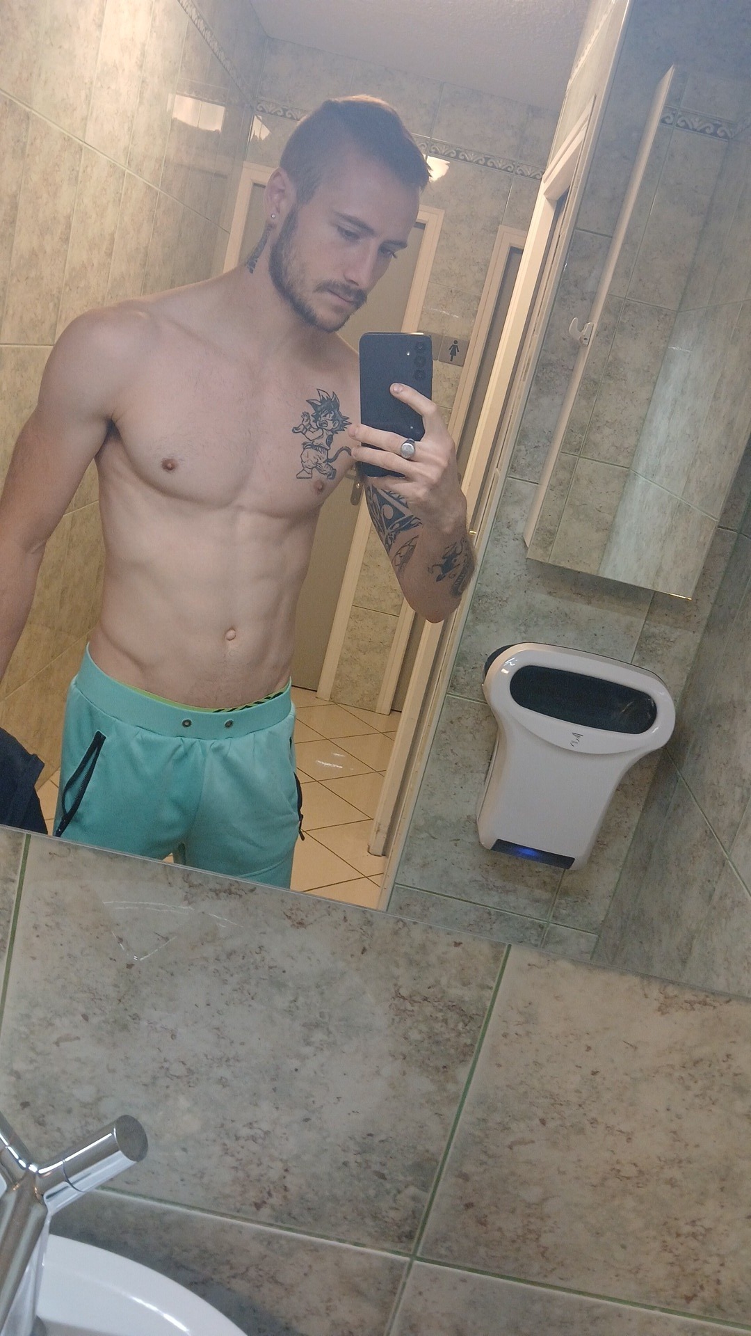 Profil de Edon, 27 ans, Baise gay à Gammen